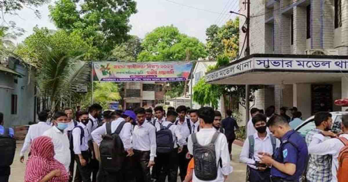 Savar Govt College students protesting transport worker's behaviour